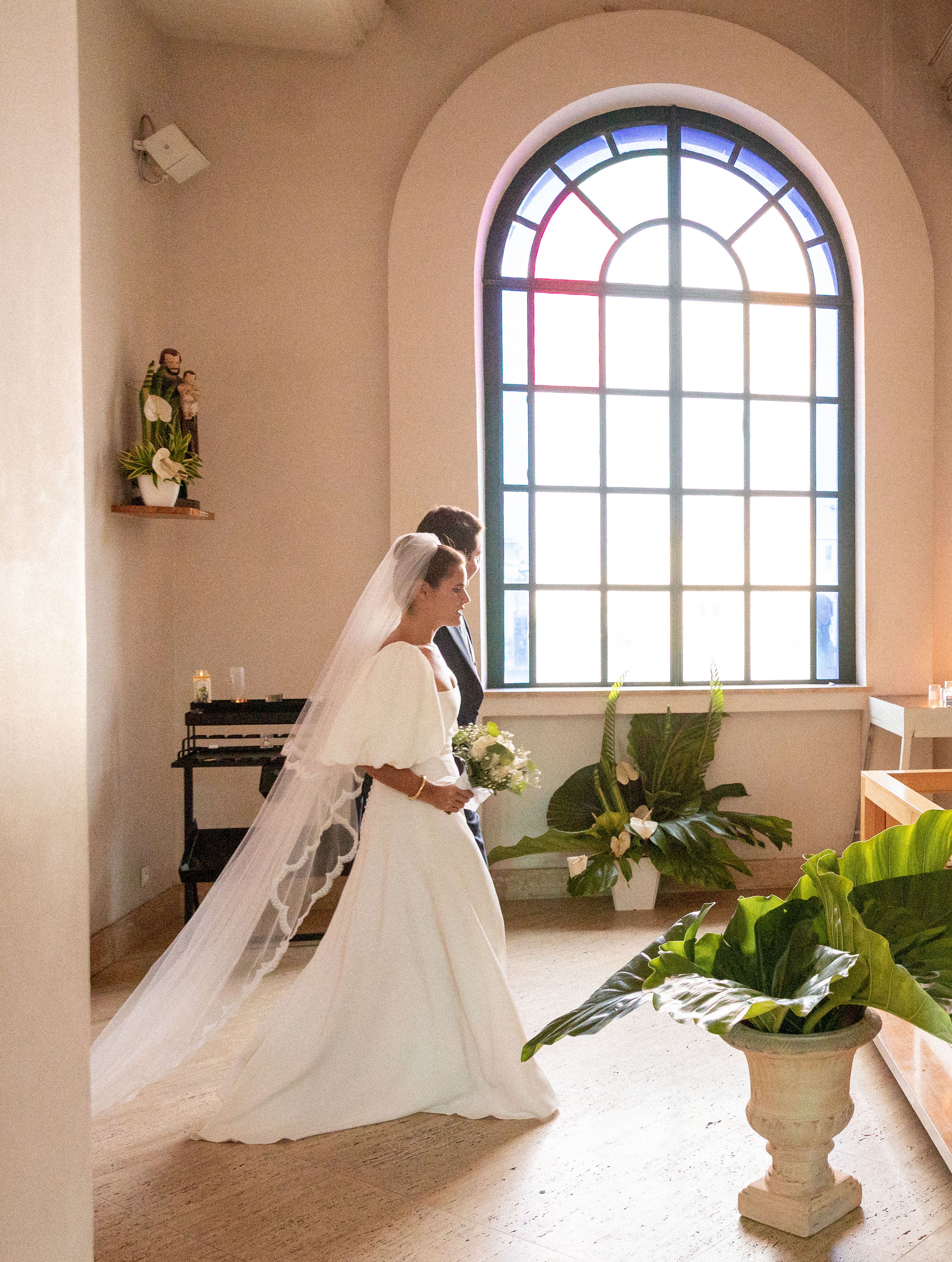 Long French lace veil with scalloped edge, ideal for classic and romantic bridal looks
