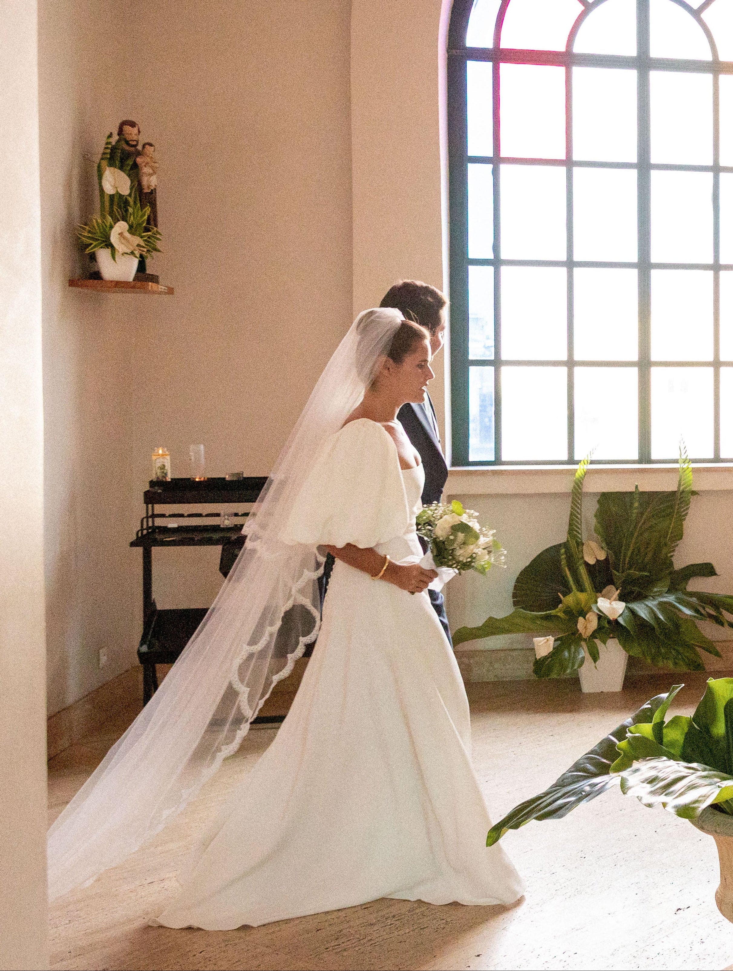Long French lace veil with scalloped edge, ideal for classic and romantic bridal looks