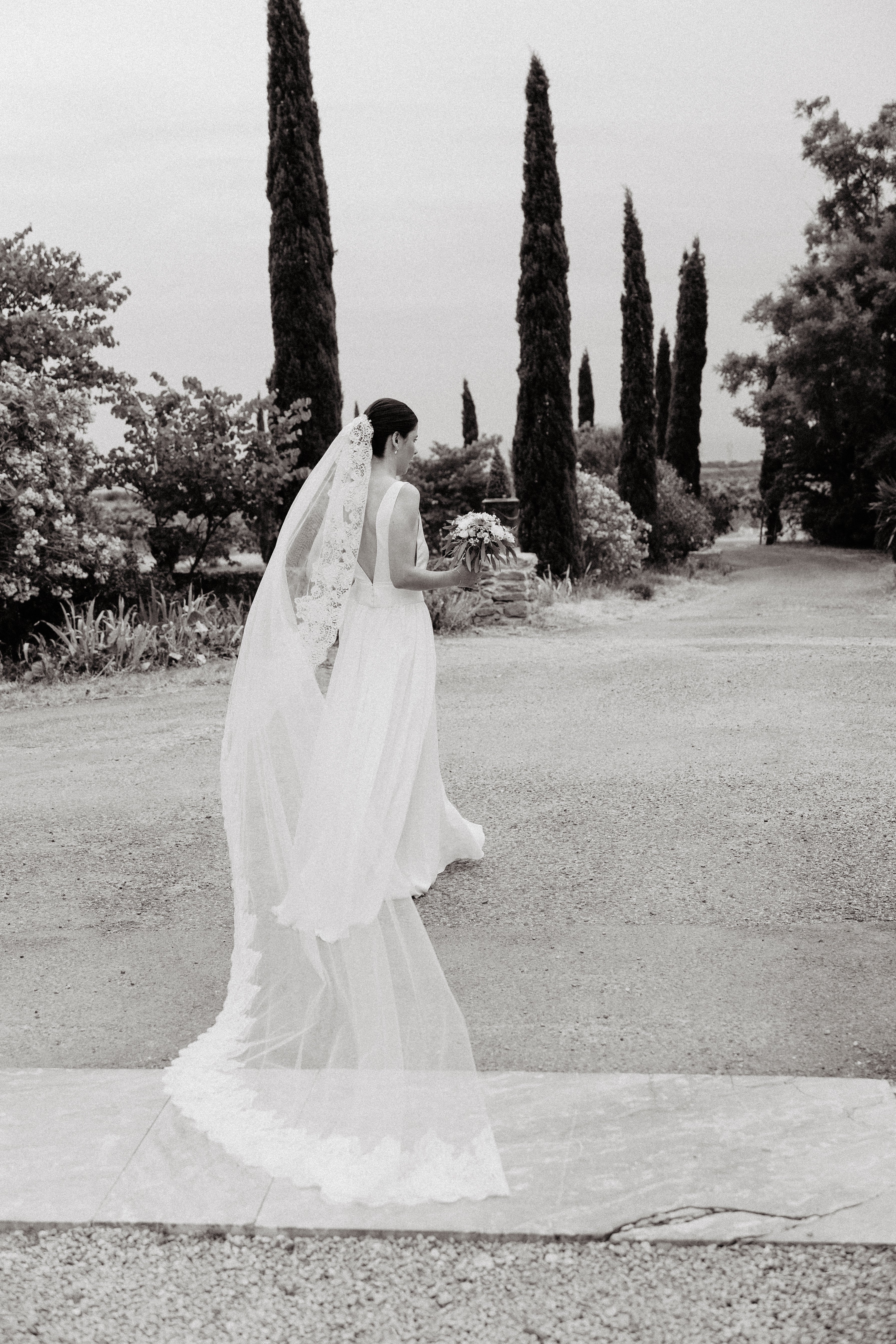 Oval mantilla wedding veil in fine tulle, designed to frame the face and shoulders without volume