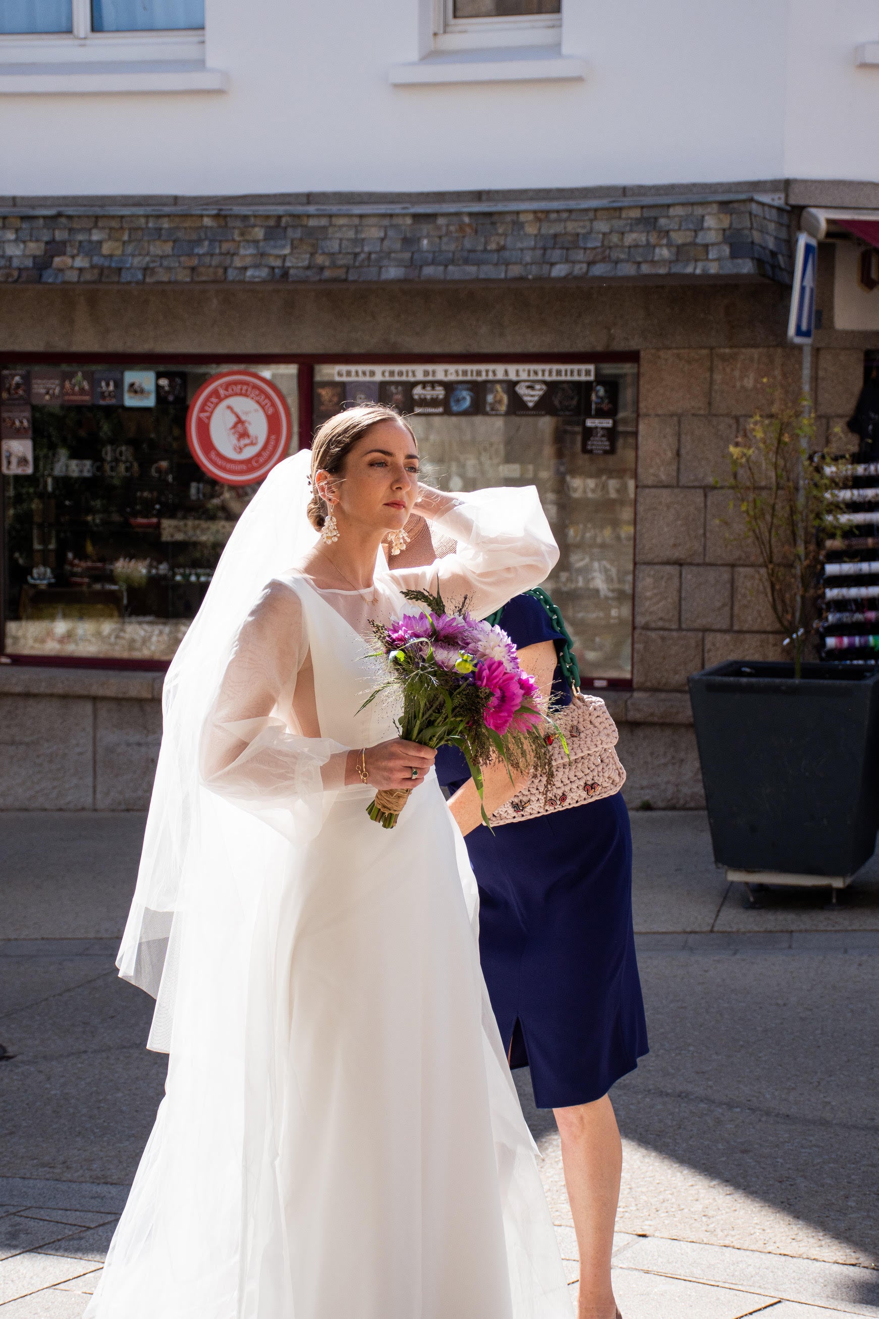 Modern bride in a city elopement look with a short bridal veil